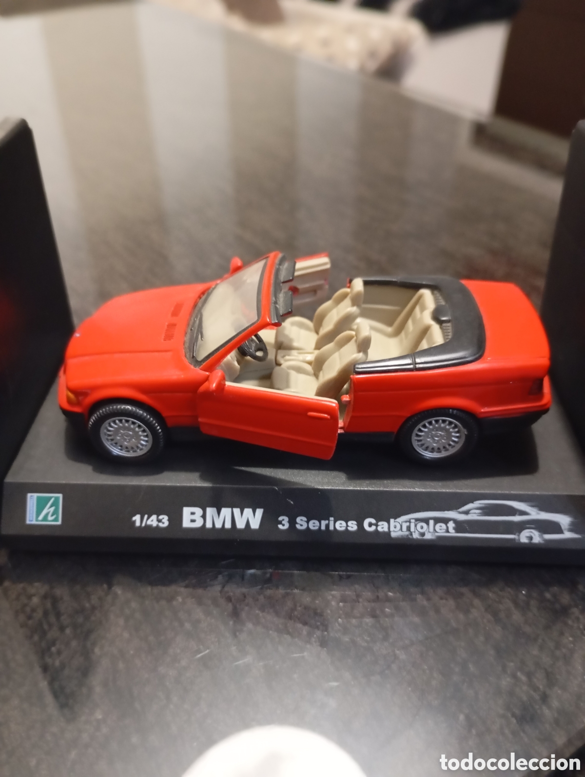 Coches a escala: BMW 3 Series Cabriolet, color rojo, escala 1:43