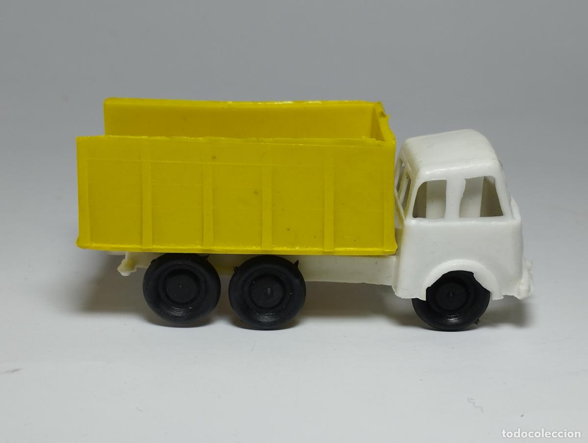 Coches a escala: CAMION PEGASO CABEZON 1064 DE PLASTICO BARATIJAS KIOSKO VAM SHAMBERS O LA ILUSION CARAMELOS