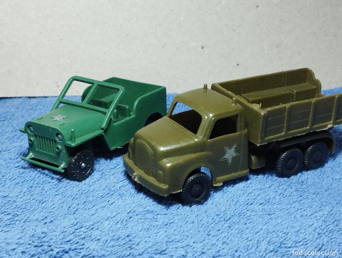 Coches a escala: JEEP Y CAMION EJERCITO MILITAR PLASTICO KIOSKO BARATIJAS VAM SHAMBERS BULLYCAN LA ILUSION CARAMELOS