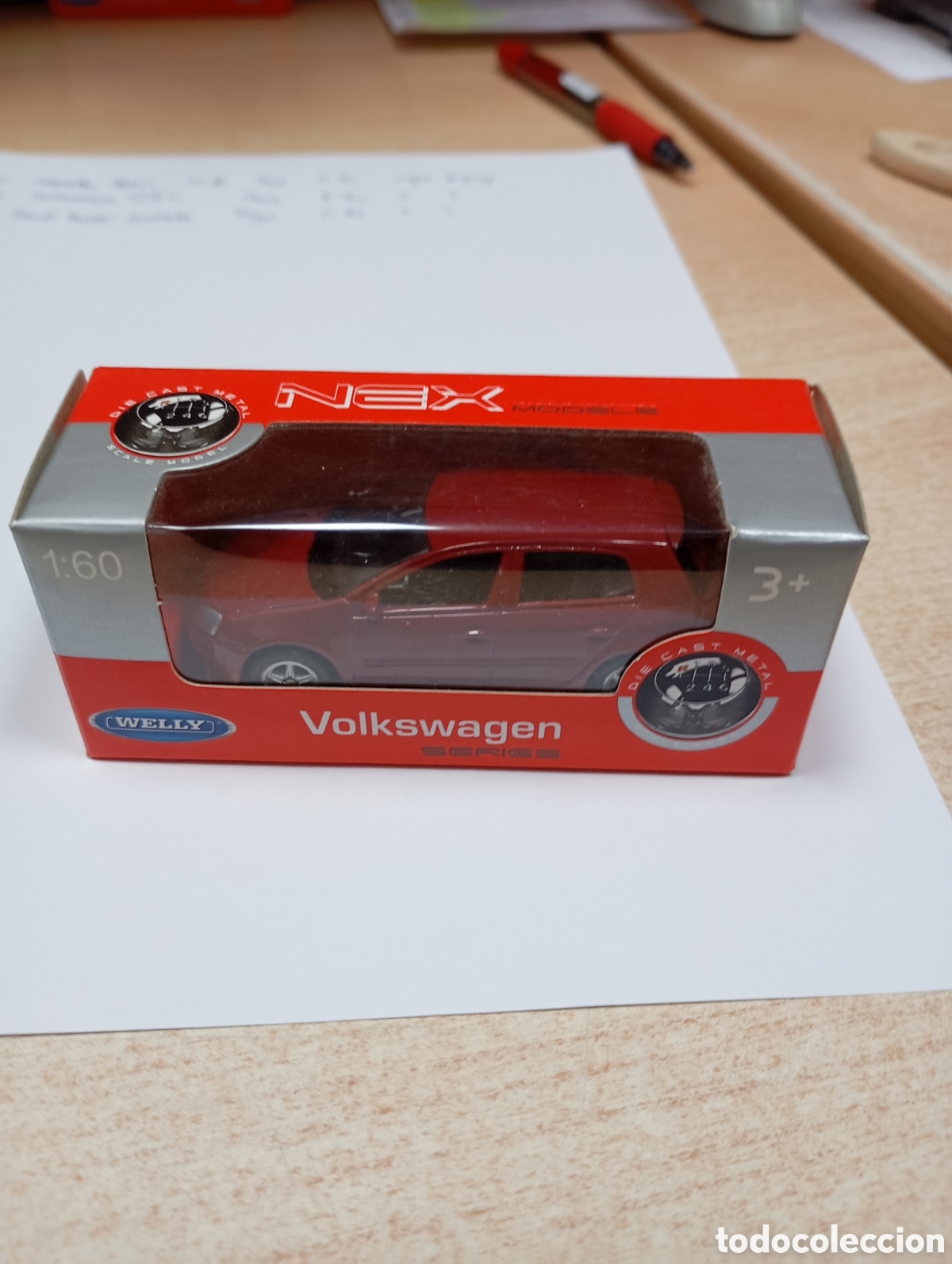 Coches a escala: Volkswagen Golf V, color rojo, escala 1:60, en su caja original