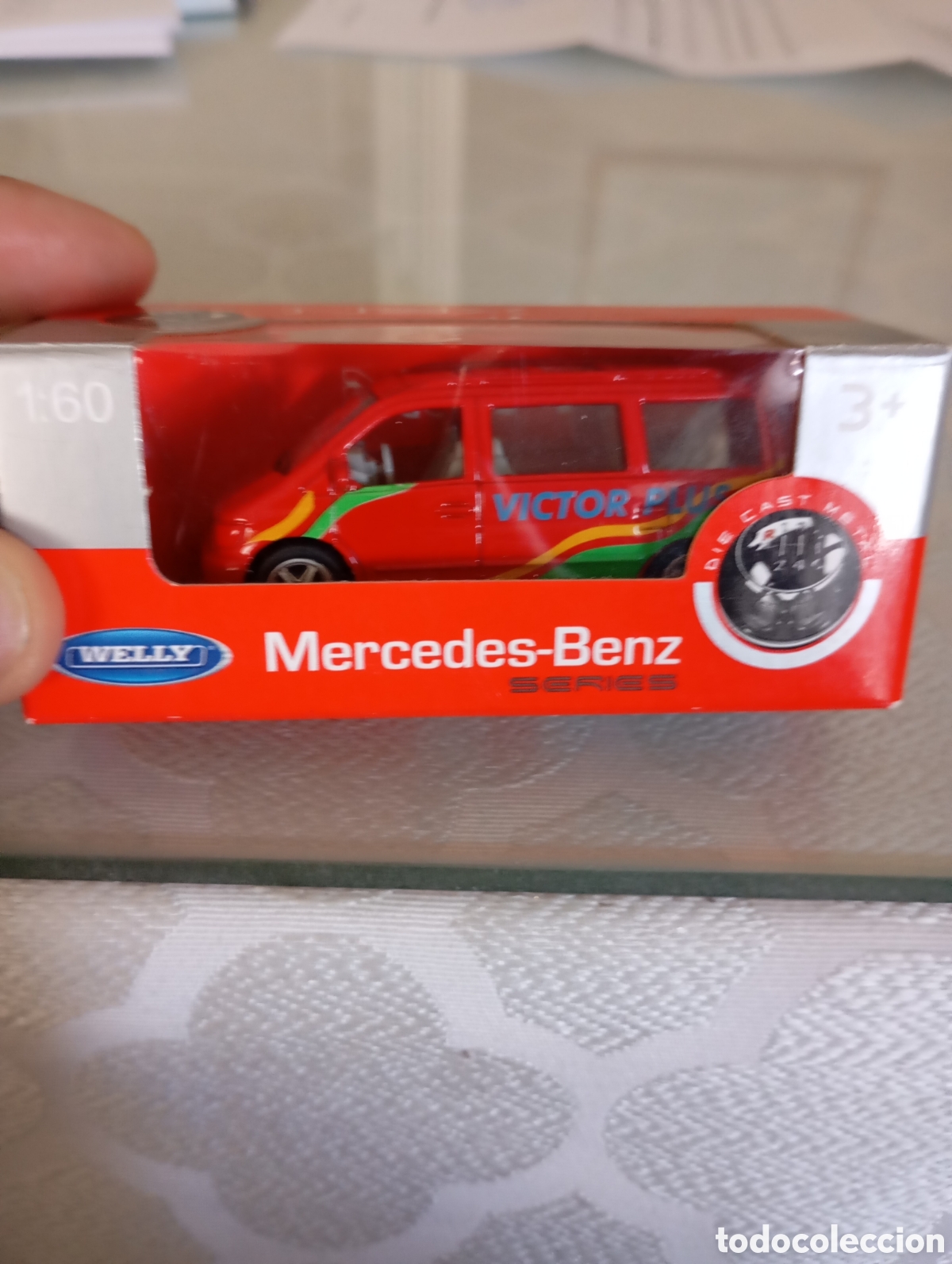Coches a escala: Mercedes Benz V, color rojo, escala 1:60, en su caja original