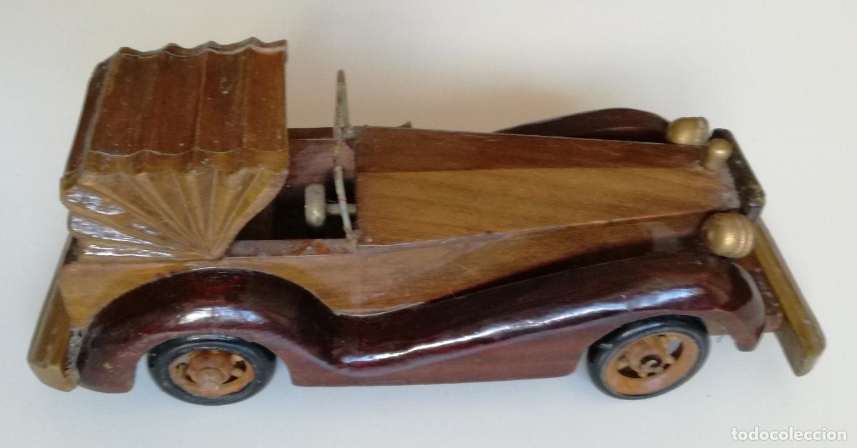 Coches a escala: Coche antiguo en madera y con barnizado - 22 cm de largo