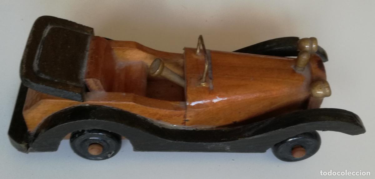 Coches a escala: Coche antiguo en madera y con barnizado - 15 cm de largo