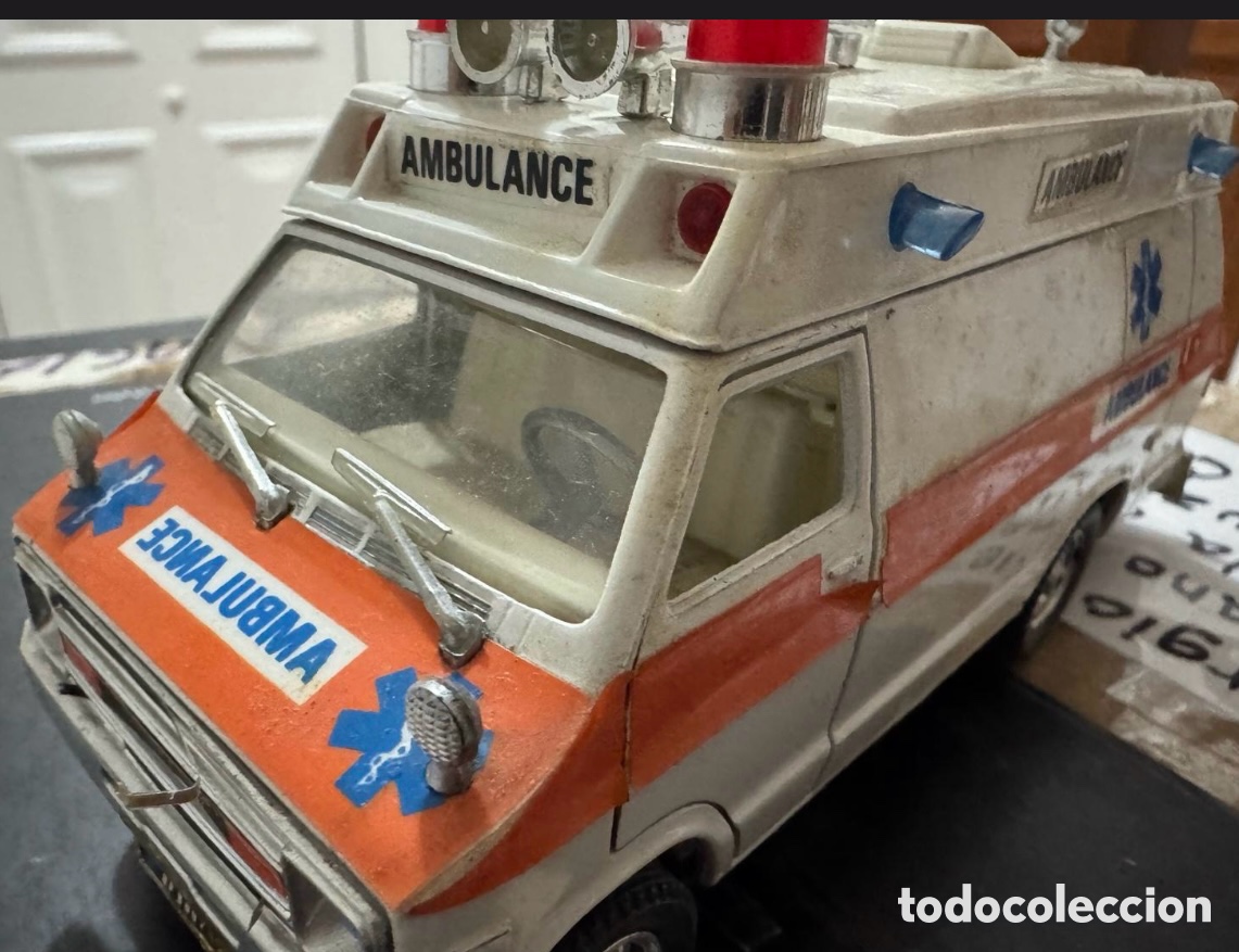 Voitures &agrave; l'&eacute;chelle: AMBULANCIA DODGE VAN POLISTIL.