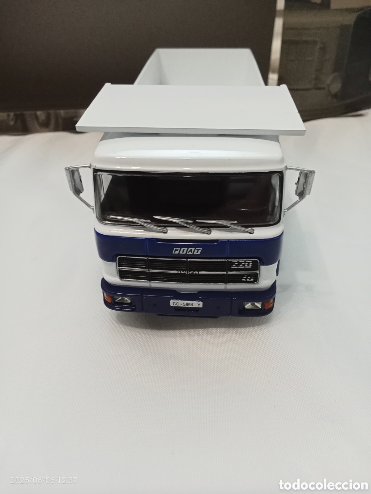 Coches a escala: CAMI&Oacute;N IVECO 619 CON CABINA BLANCA Y CARROCER&Iacute;A AZUL Y BLANCA