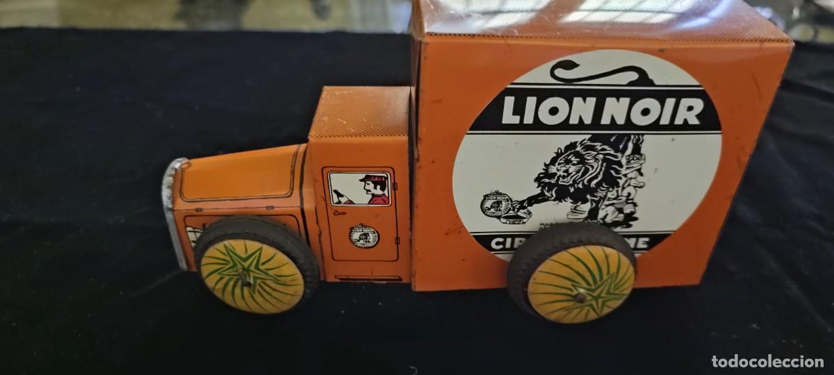 Auto in scala: Antiguo cami&oacute;n de hojalata de reparto de principios siglo XX Lion Noir Le champion de la qualite
