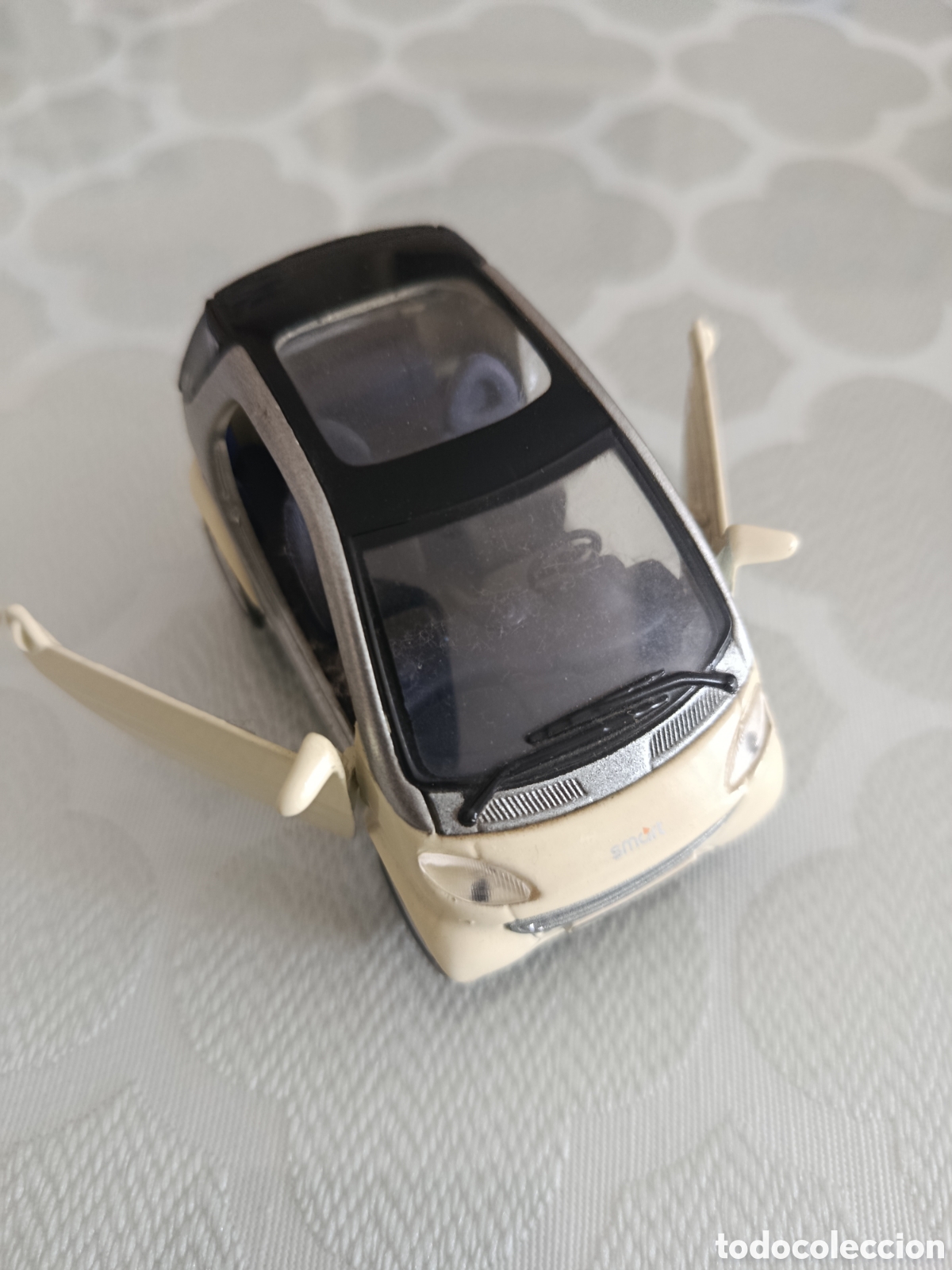 Auto in scala: Smart City Coup&eacute;, con movimiento por fricci&oacute;n escala 1:38