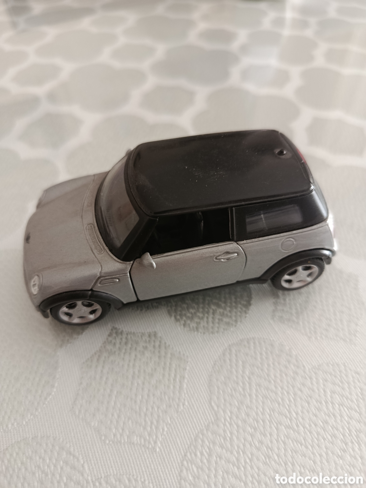 Auto in scala: Mini Cooper gris a&ntilde;o 1969, con movimiento por fricci&oacute;n, escala 1:36