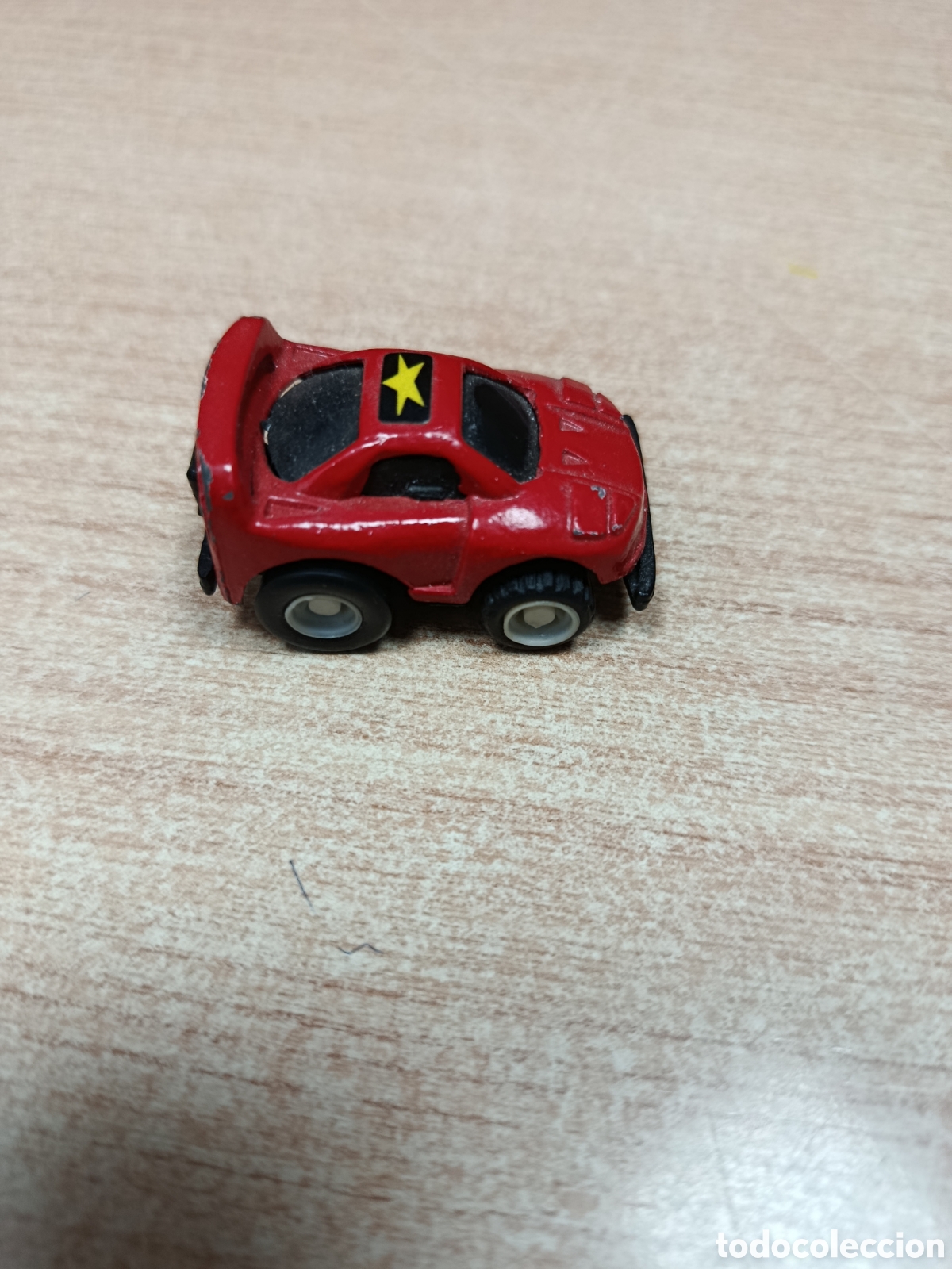 Coches a escala: Coche de avance por fricci&oacute;n en color rojo