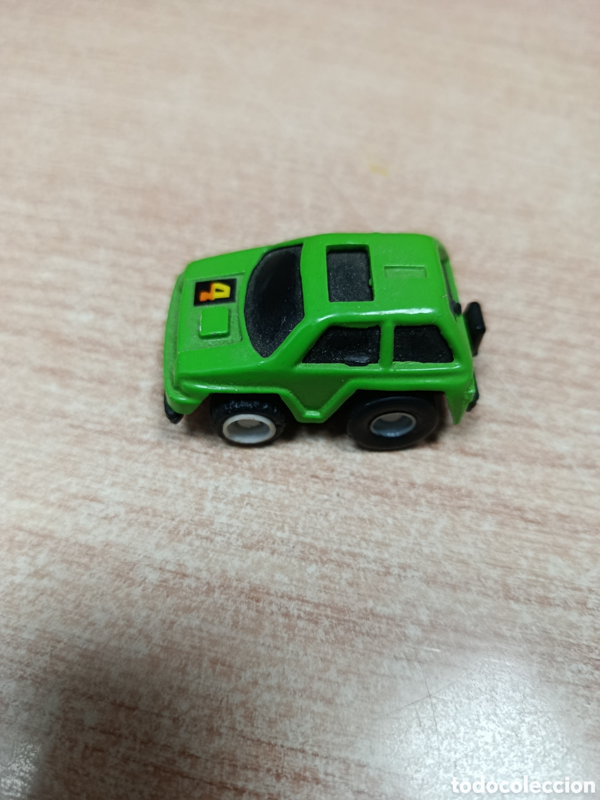 Coches a escala: Coche de avance por fricci&oacute;n en color verde