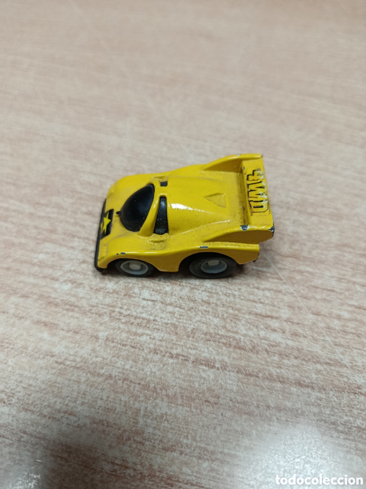 Coches a escala: Coche de avance por fricci&oacute;n en color amarillo