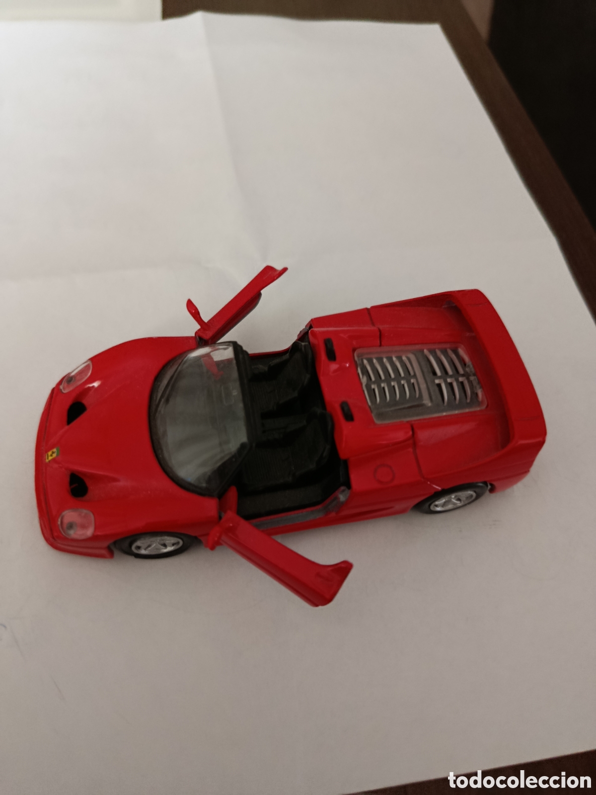 Auto in scala: Ferrari F50, color rojo, con movimiento por fricci&oacute;n, escala 1:25