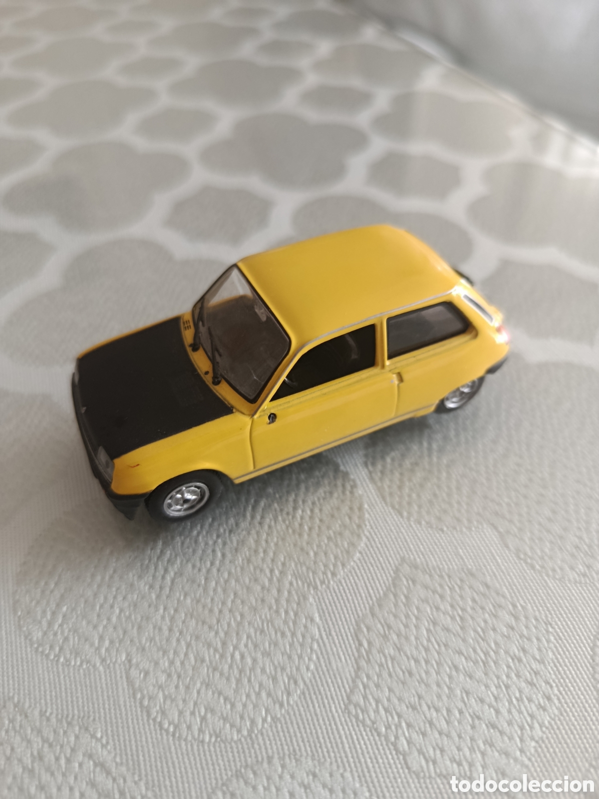 Coches a escala: Renault 5, can Matr&iacute;cula de Barcelona, escala 2:43