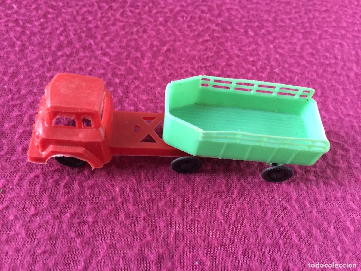 Coches a escala: Cami&oacute;n Pl&aacute;stico - Cabeza Tractora con remolque caja abierta - Ganado, Campo - Kiosko a&ntilde;os 60