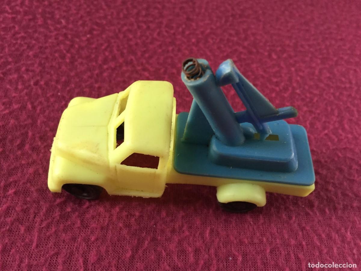Coches a escala: Raro cami&oacute;n de plastico con plataforma lanzadora en parte superior, a&ntilde;os 60