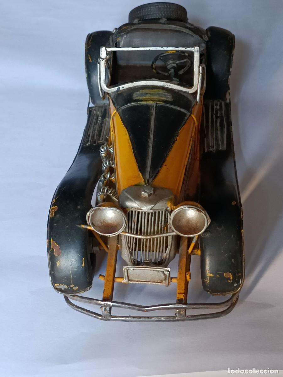Coches a escala: COCHE. ANTIQU&Iacute;SIMO COCHE MET&Aacute;LICO PINTADO A MANO. 25 CM DE LARGO. LAS RUEDAS GIRAN. PARA COLECCIONIS
