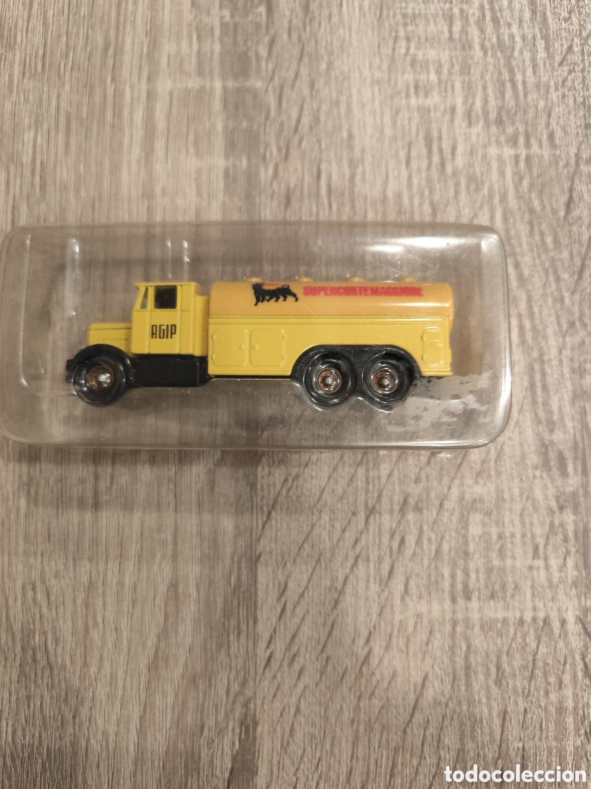 Auto in scala: CORGI cami&oacute;n cisterna AGIP