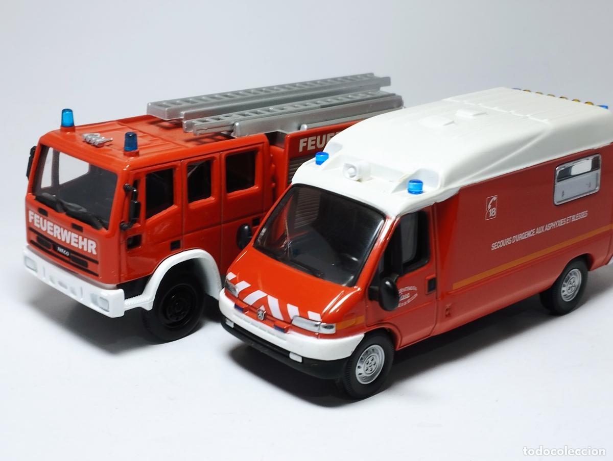 Coches a escala: LOTE 2 COCHES FURGONETA PEUGEOT BOXER CAMION IVECO MAGIRUS BOMBEROS DE DEL PRADO.