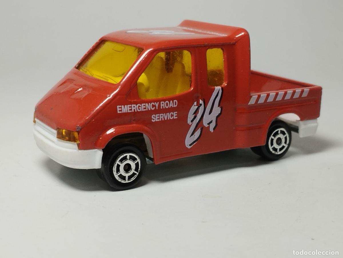 Coches a escala: FURGONETA FORD TRANSIT PICK UP ROJA ASISTENCIA DE MAJORETTE 1,64