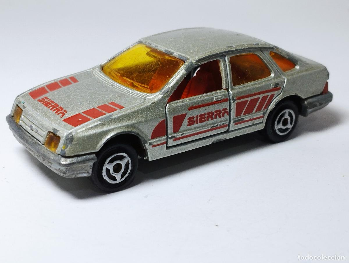 Coches a escala: FORD SIERRA GRIS PLATA DE MAJORETTE 1,64
