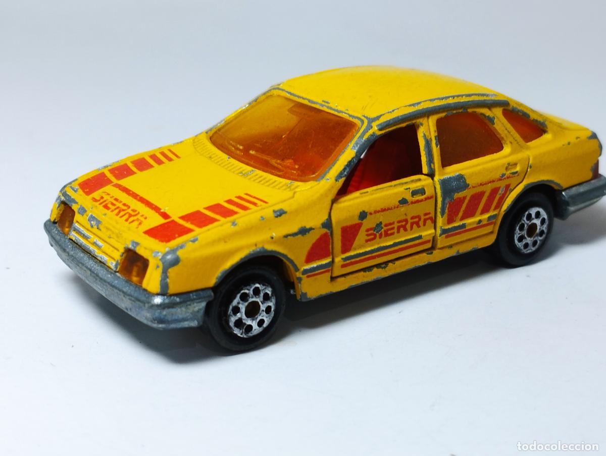 Coches a escala: ANTIGUO FORD SIERRA AMARILLO MAJORETTE 1,64