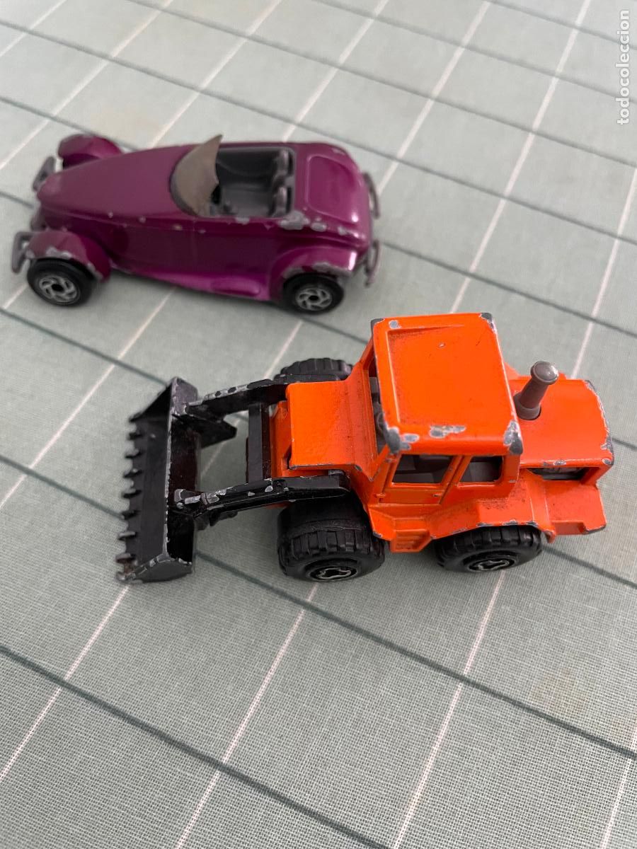 Coches a escala: escavadora y coche majorette - Foto 1