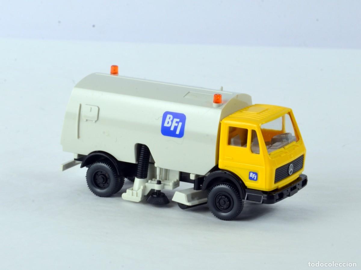 Coches a escala: Wiking Escala 1:87 H0 Barrendero BFI Mercedes Benz NG Impecable con Caja