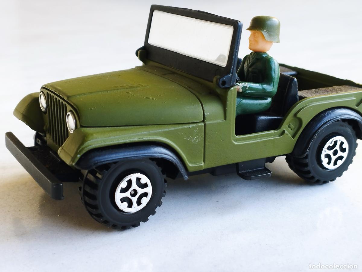 Coches a escala: JEEP WILLYS EBRO MILITAR CON SOLDADO EJERCITO GUISVAL ESCORPION 1,37 ORIGINAL MUY BUENO