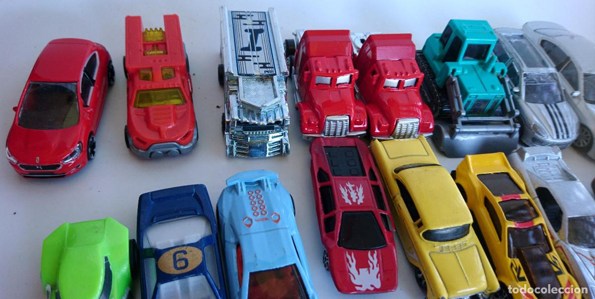Coches a escala: LOTE DE COCHES DE VARIAS MARCAS Y MATERIALES - Foto 2