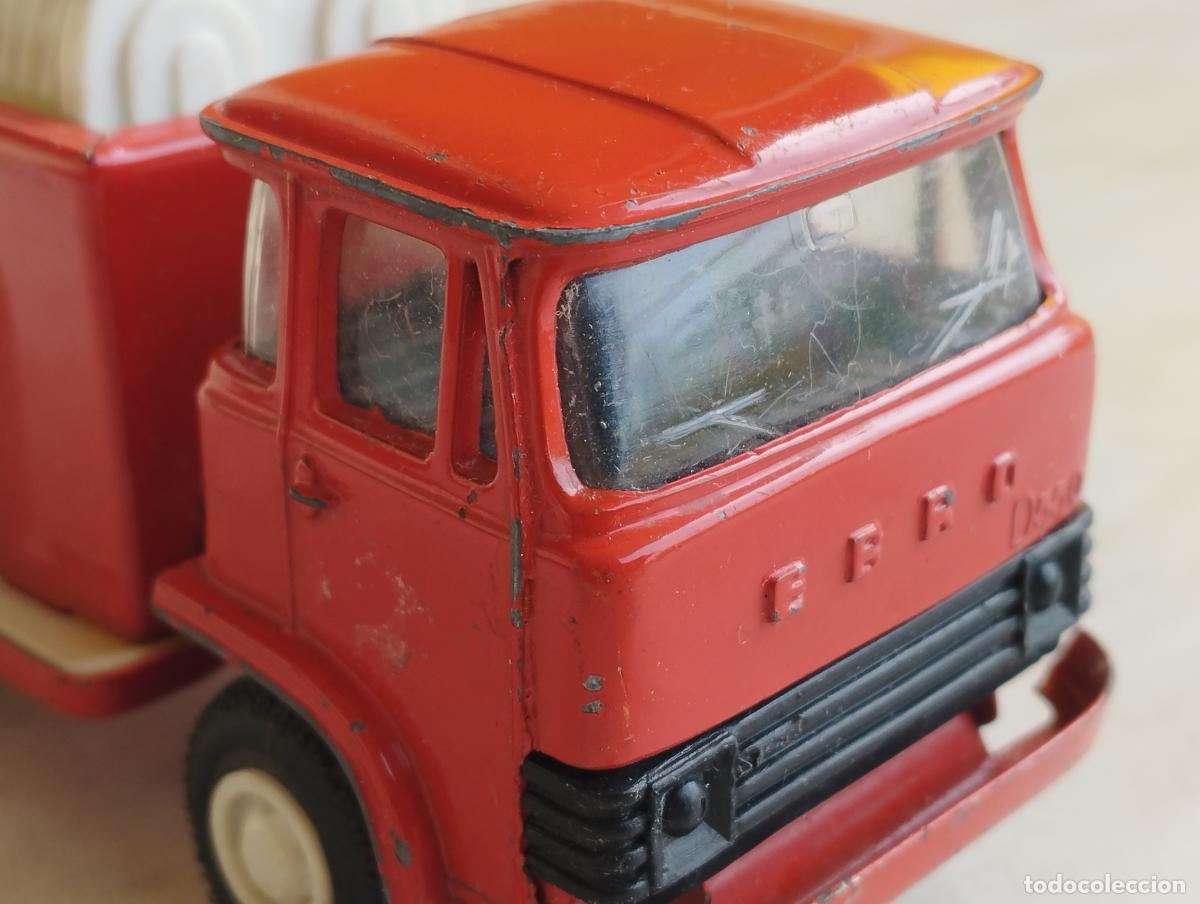 Coches a escala: ANTIGUO CAMION EBRO D 550 BOMBEROS D550 DE PLAYME DE CHAPA