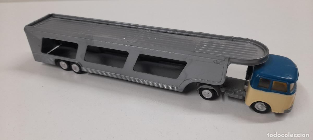 Coches a escala: CAMION MERCEDES PORTACOCHES . REAIZADO POR EKO . ORIGINAL A&Ntilde;OS 60