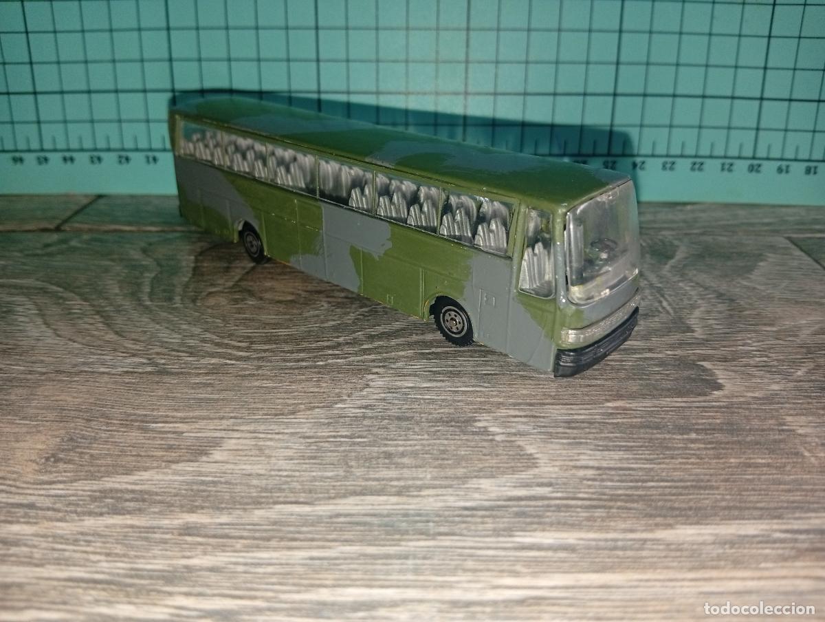 Model Cars: Coche autob&uacute;s militar K&auml;ssbohrer Setra S 215 HD