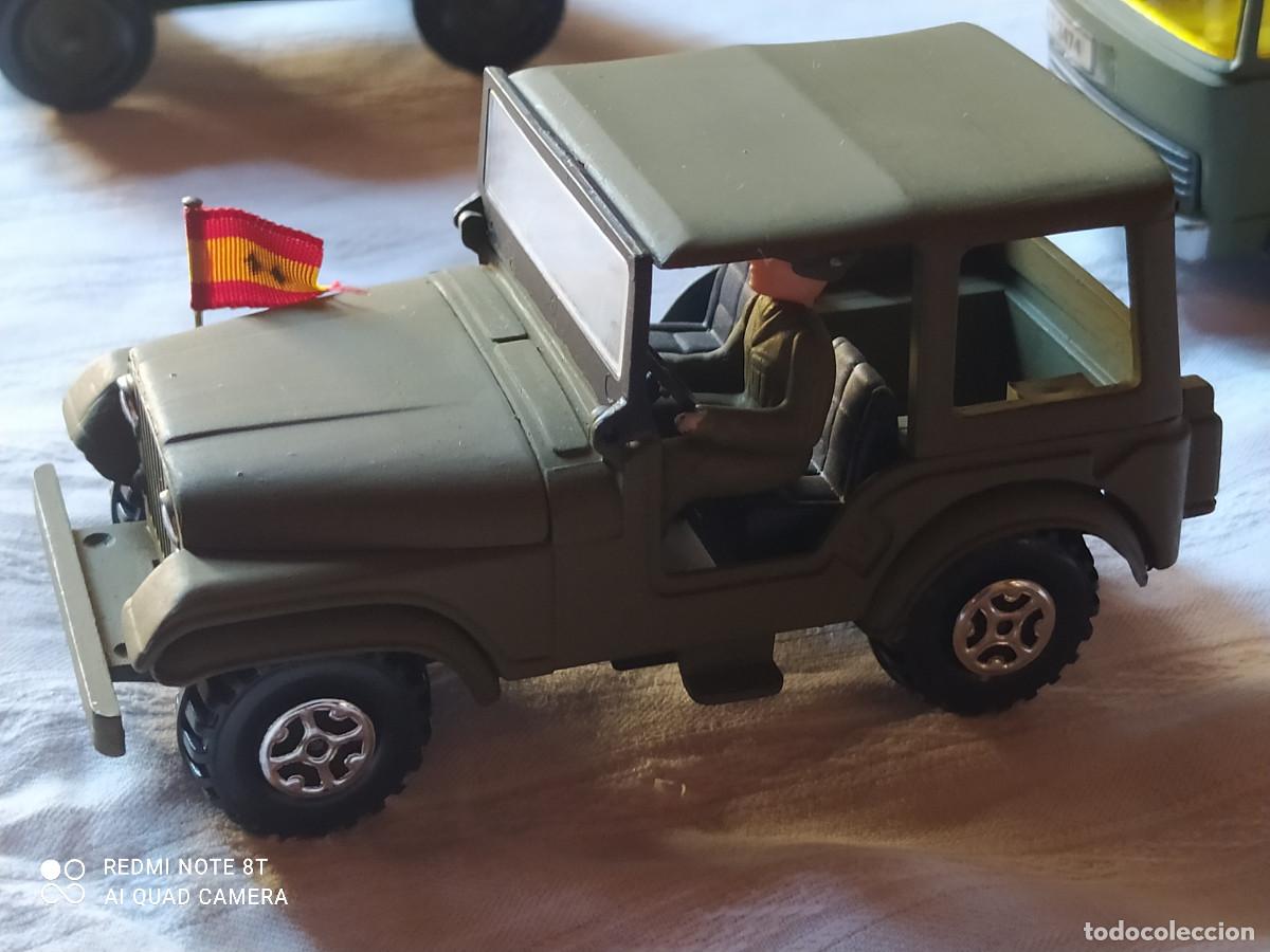 Coches a escala: Lote de 8 veh&iacute;culos miltares. Tres de ellos remolcan ca&ntilde;ones. Fabricaci&oacute;n de los a&ntilde;os 70.