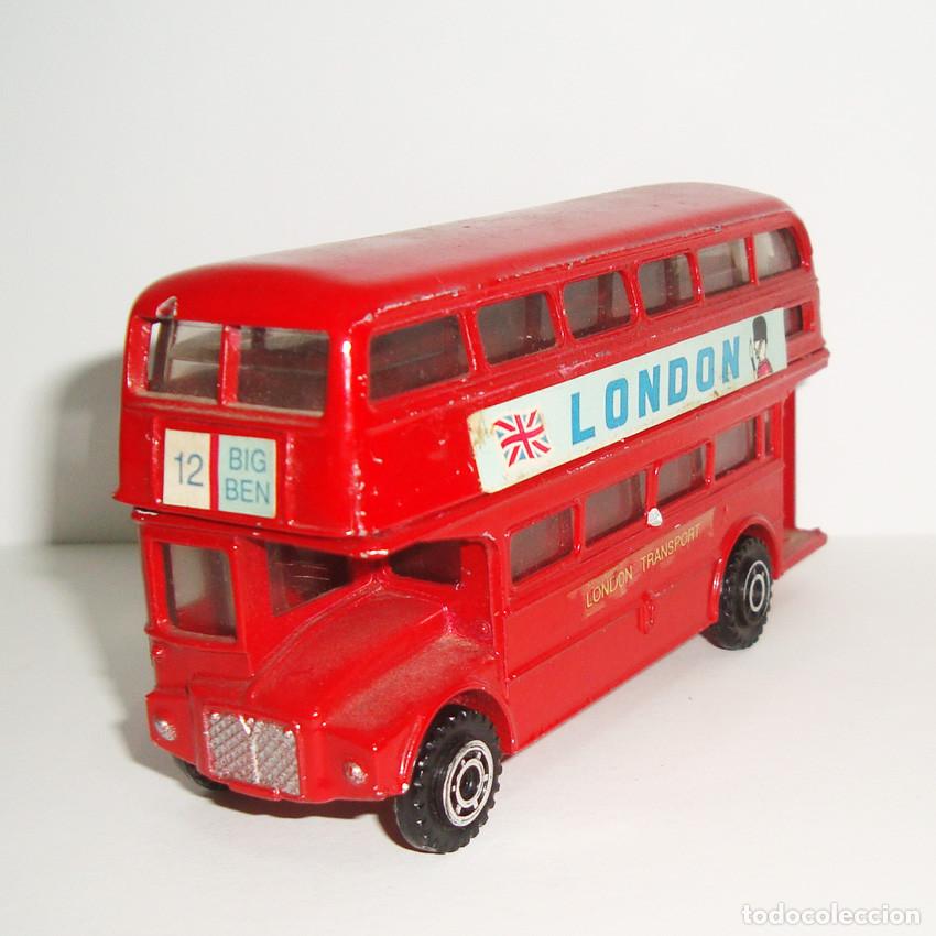 Coches a escala: Autob&uacute;s LONDRES Juguete Vintage. London Transport. Metal. Marca M. PERSAUD LTD. 10,5 cm x 5,5 cm.