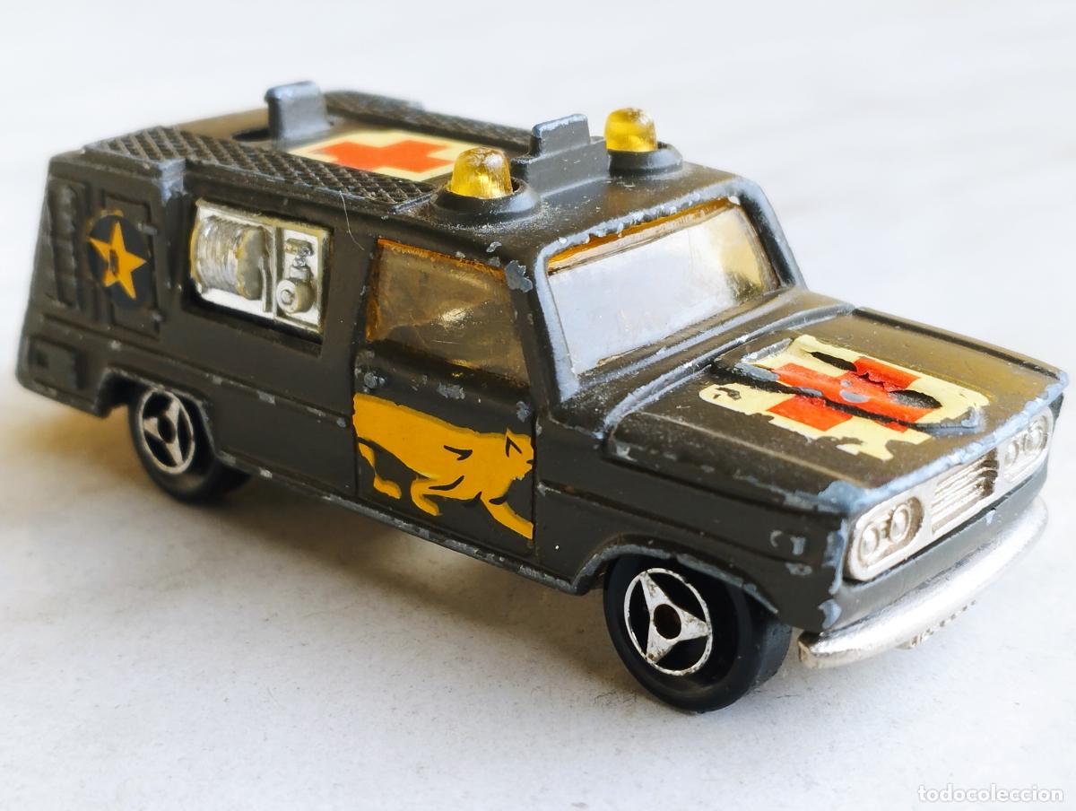 Coches a escala: FURGONETA FOURGON PICK UP AMBULANCIA MILITAR DODGE DE MAJORETTE 1,64