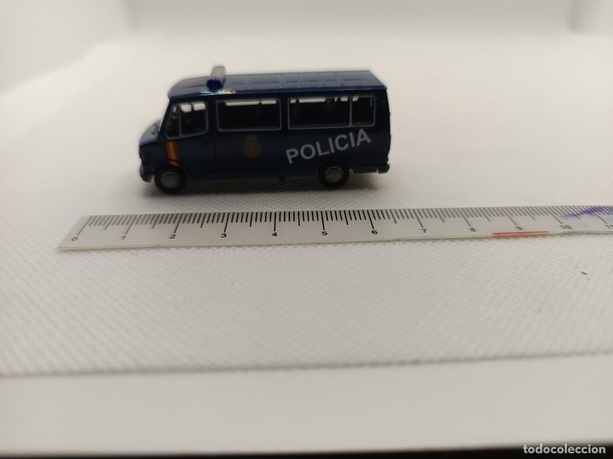 Coches a escala: Mercedes Benz 300 D a&ntilde;o 2000 Policia Nacional furgon de la UIP en escala H0 de Herpa