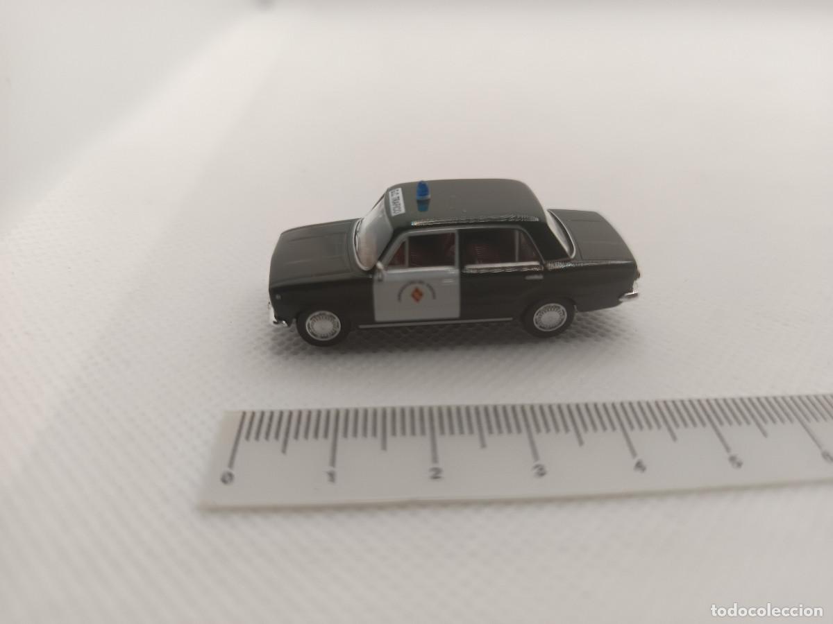 Coches a escala: SEAT 124 D Agrupacion de Trafico de la Guardia Civil en 1977 en escala H0 de Brekina