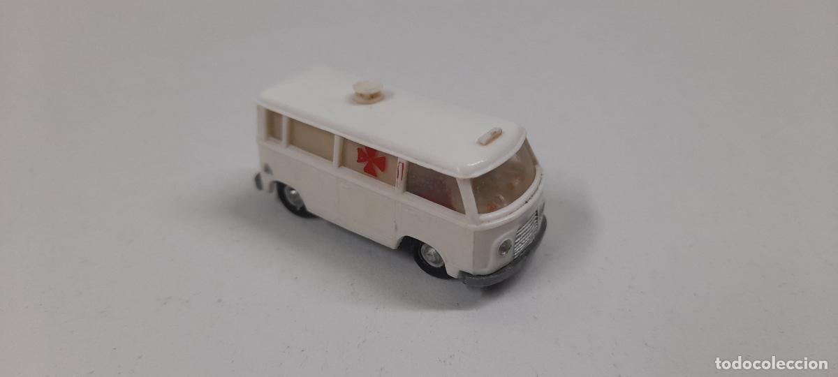 Coches a escala: FURGONETA DE LA CRUZ ROJA FORD FK . REALIZADA POR EKO . ORIGINAL A&Ntilde;OS 60