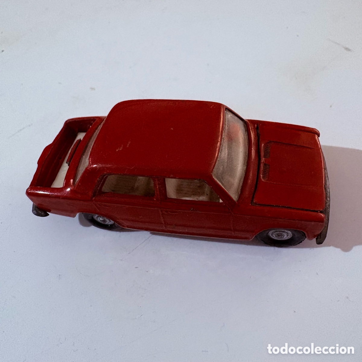 Coches a escala: coche seat 124 rojo guisval