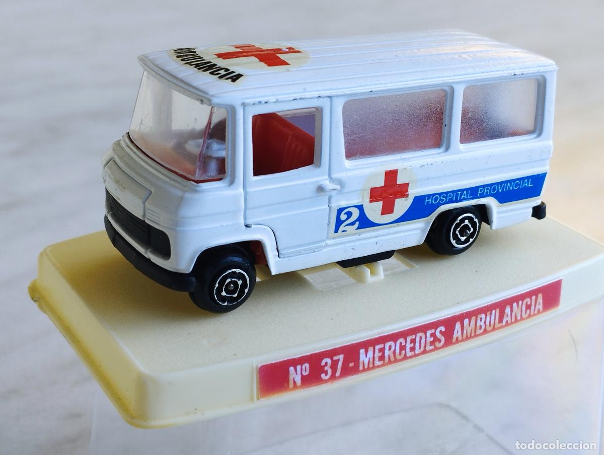 Coches a escala: EXCELENTE FURGONETA MERCEDES BENZ L 406 D AMBULANCIA GUISVAL CAMPEON 1,64 NUEVA EN SU CAJA