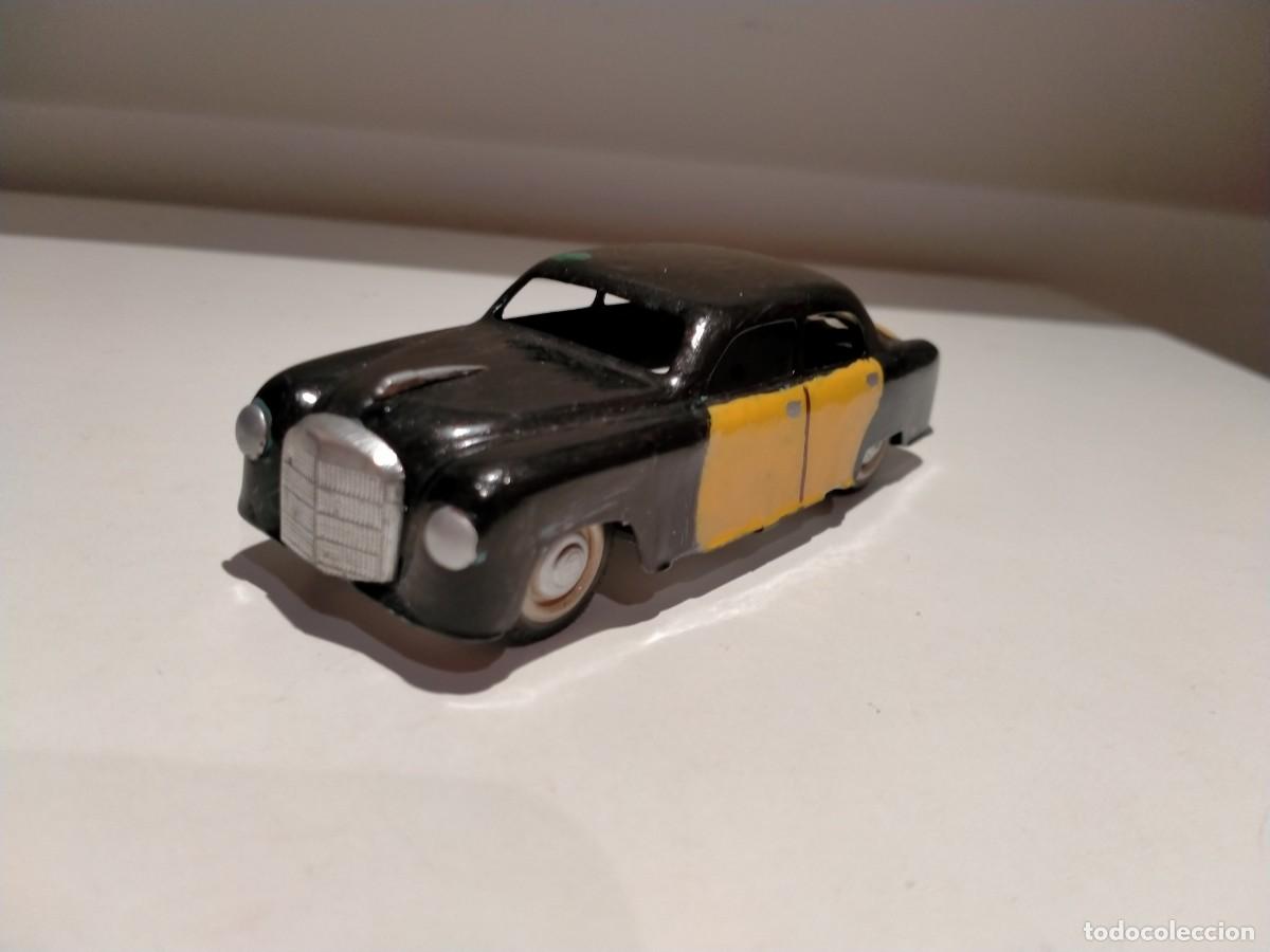 Coches a escala: Antiguo coche de metal taxi de Barcelona a fricci&oacute;n