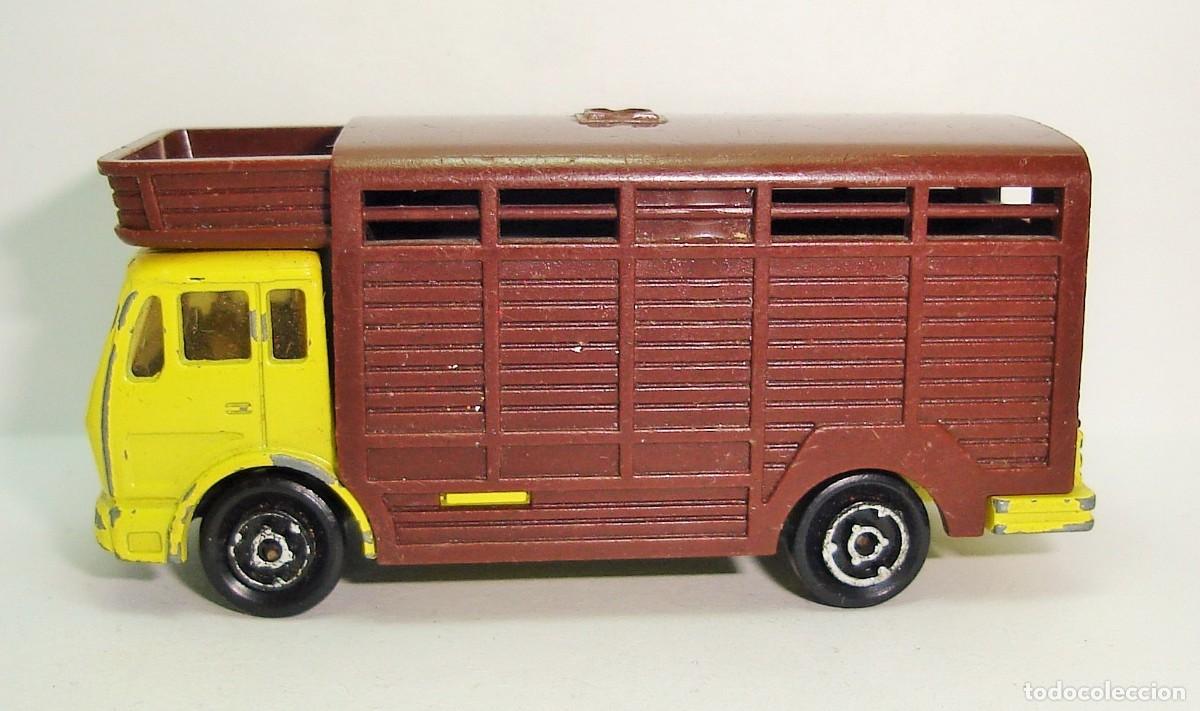 Coches a escala: CAMION MERCEDES TRANSPORTE DE GANADO MAJORETTE ESCALA 1:100 LOTE 71