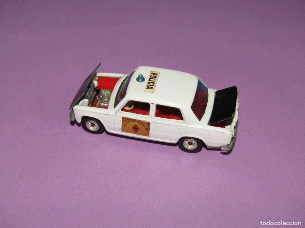 Coches a escala: Antiguo SEAT 124 Agrupaci&oacute;n de Tr&aacute;fico Polic&iacute;a en Esc. 1/64 de Miniaturas en Metal GUISVAL