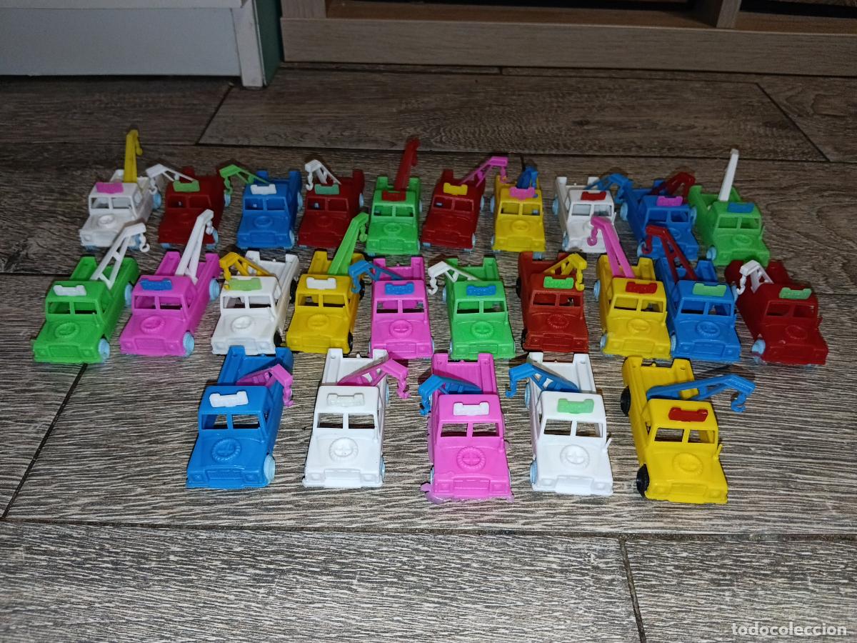 Coches a escala: Lote 25 coches pl&aacute;stico Gr&uacute;as Kiosco a&ntilde;os 70/80