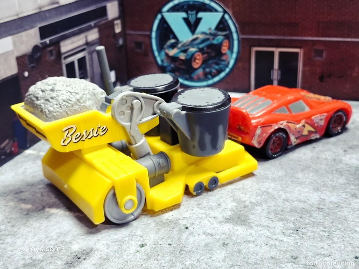 Coches a escala: Asfaltadora Bessie Cars Disney Pixar 10cm PVC (McQueen de regalo) 1/55