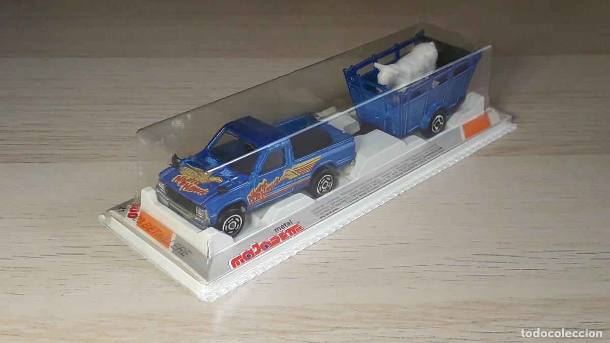 Coches a escala: Toyota Hilux Betaillere # 323, metal esc. 1/56, Majorette tipo Guisval, France, original a&ntilde;os 80.