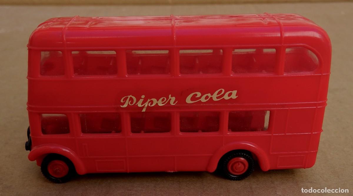 Auto in scala: Autobus Dos Pisos Publicidad Piper Cola Rojo apagado 1/86