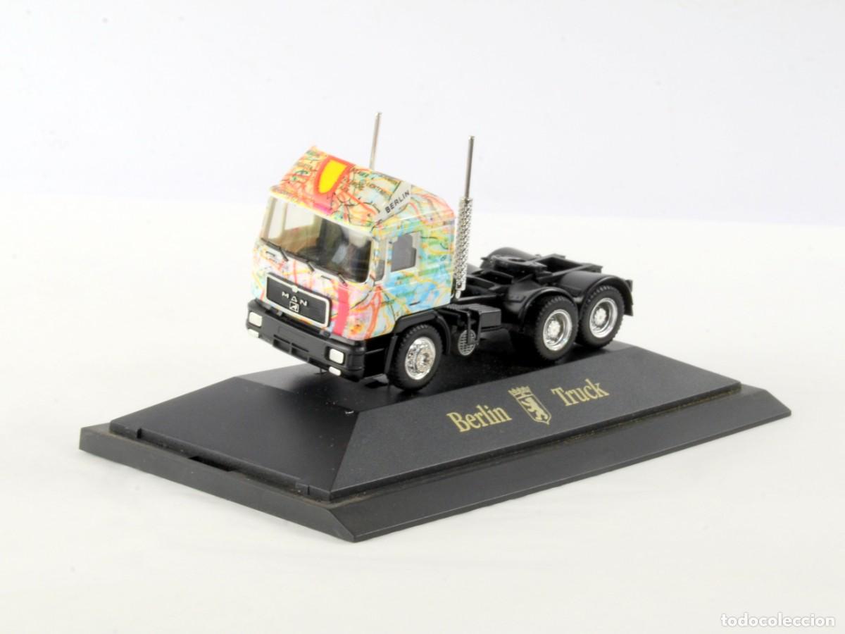 Coches a escala: Herpa Escala 1:87 H0 MAN F90 3 Ejes Berlin Truck Impecable con Caja Vitrina