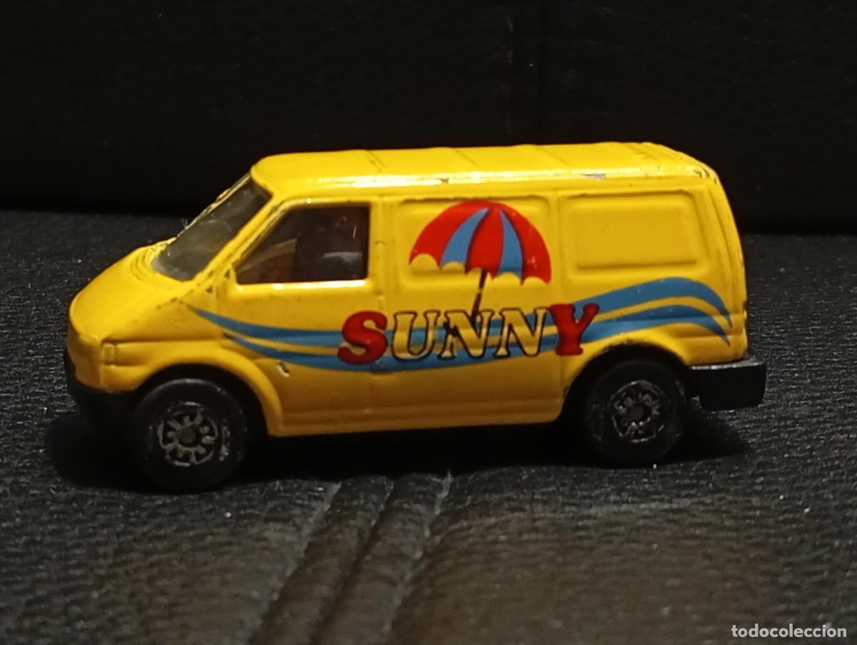 Coches a escala: VOLKSWAGEN CARAVELLE - COCHE MINIATURA - 1/64 APROX - MAISTO - PARA RESTAURAR