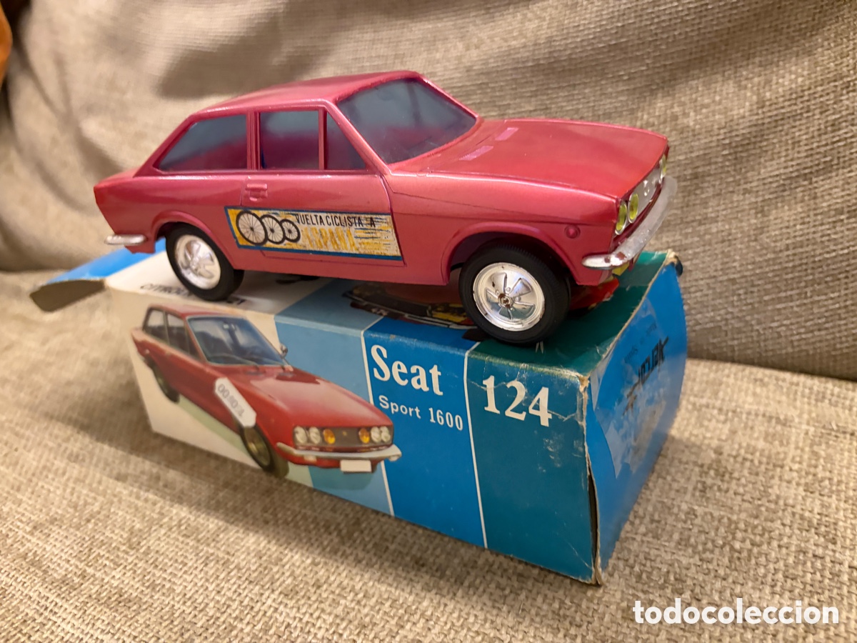 Coches a escala: Coche de pl&aacute;stico seat 124 sport 1600 rosa friccion de vercor ref 470 c